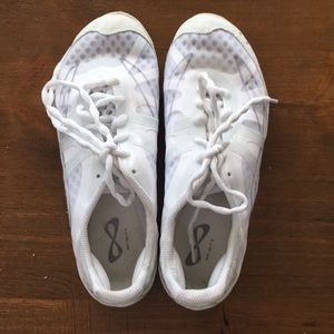 Almost new Nfinity Vengeance’s sz 8.5